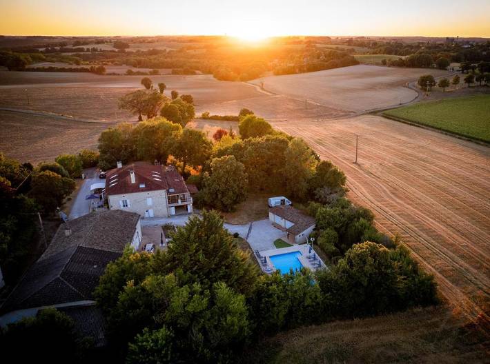 Location de vacances pour 3 personnes, avec Terrasse et Jardin ainsi que Piscine et Vue à Bourg-de-Visa