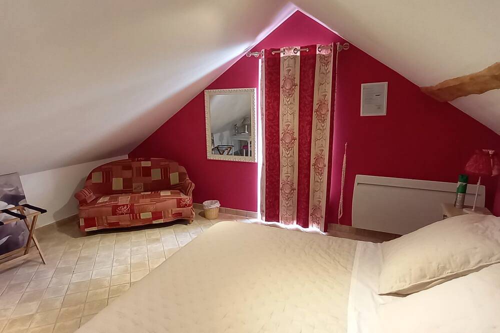 Colibri is a room on the 1st floor for 2 people with its own entrance, in Les Ulmes, Valle del Loira