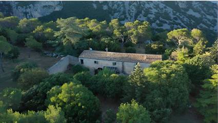 Gîte pour 15 personnes, avec jardin, animaux acceptés à Saint-Guilhem-le-Désert