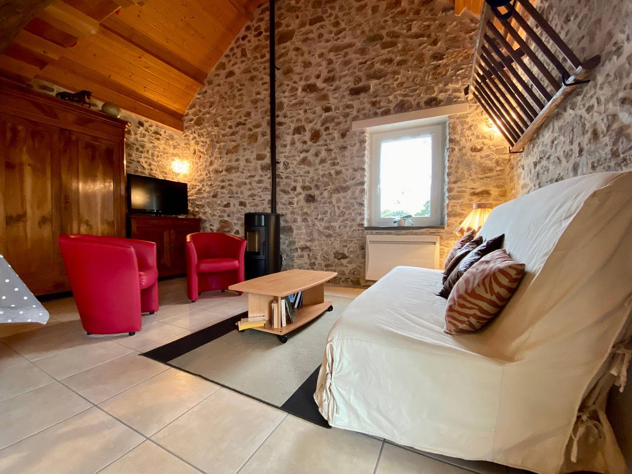 Gîte rénové au calme avec jardin, terrasse et accès à une plage aménagée in Mésanger, Vallée de la Loire