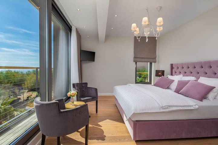Strandvilla Flores: Luxus mit Innen- und Außenpools, Dachterrassen-Whirlpool in Duće, Omis-Riviera
