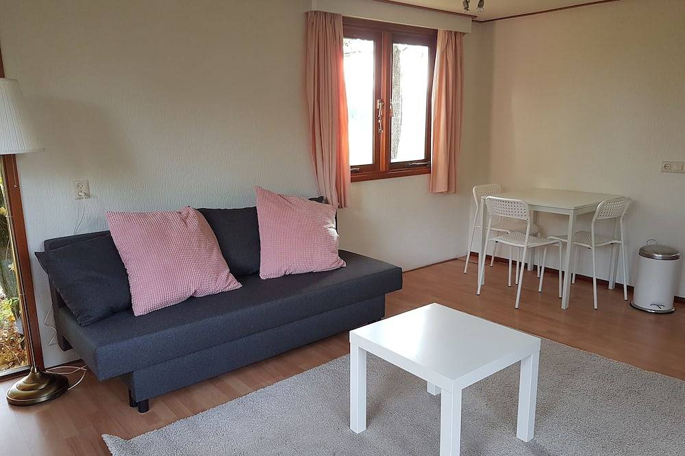 Simple Chalet on Natural Farm near Natural Parks - 1hr from Amsterdam in Hoge Veluwe