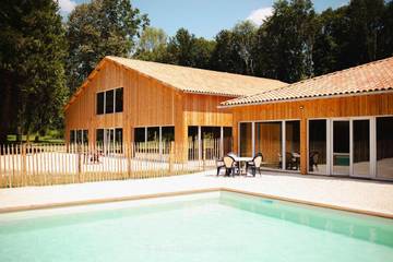 Gîte pour 45 personnes, avec vue et sauna ainsi que jardin et piscine à Antonne-et-Trigonant