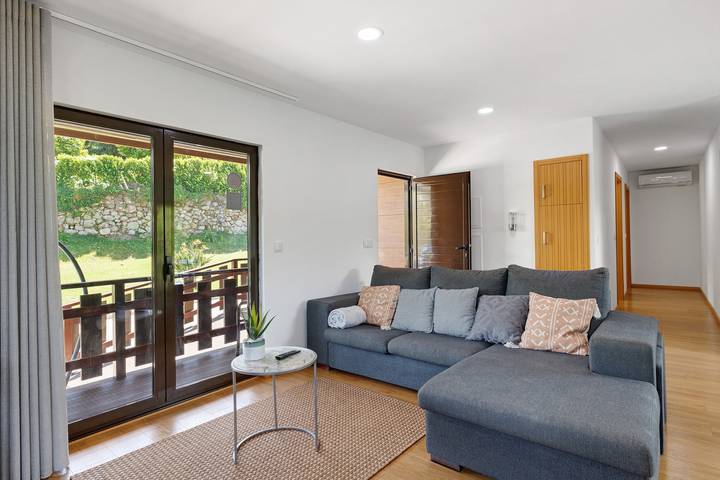 Apartment 'Casa Dos Cortinhais' with Lake View, Wi-Fi and Air Conditioning in Ventosa e Cova, Braga District