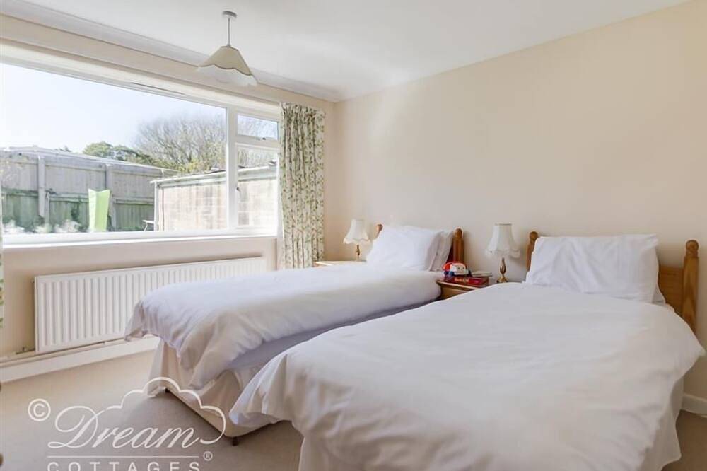 Hillview Bungalow, pet friendly, with a garden in Burton Bradstock in Burton Bradstock, Dorset