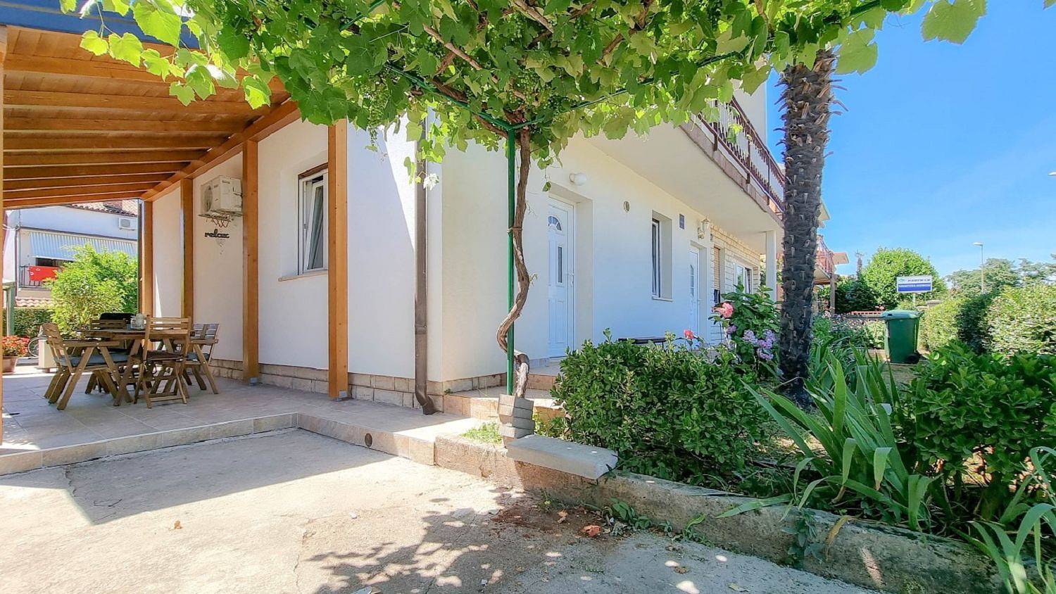 Ganze Wohnung, Bezauberndes Apartment nur 250 Meter zum Strand mit Garten, Klima, Waschmaschine in Umag, Umag und Umgebung