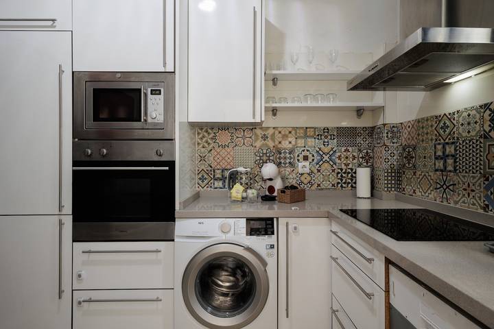 Entire apartment, Apartment 'Gran Plaza' with Private Terrace, Wi-Fi and Air Conditioning in Nervión, Sevilla