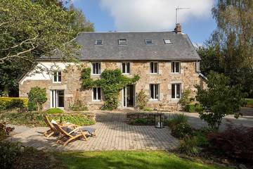 Gîte pour 10 personnes, avec jardin dans Percy-en-Normandie