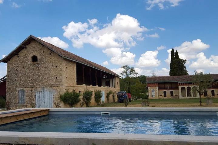 Gîte pour 14 personnes, avec jardin ainsi que terrasse et piscine - 1