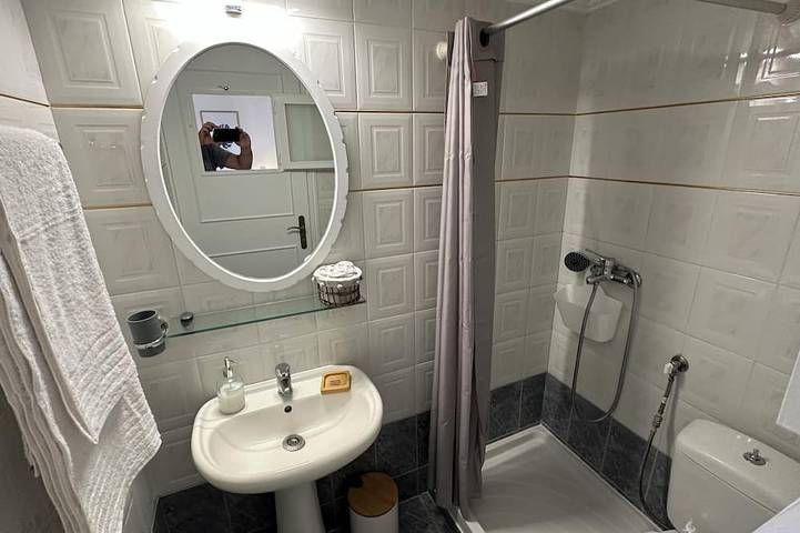 Geheel appartement, Zen Studio 2 min from the beach with a spacious veranda, free WiFi, and A/C. in Rethymno (City), Rethymno en omgeving
