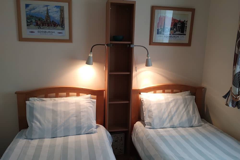 Entire apartment, Central 2-Bedroom Apartment with private parking - home from home in Leith, Edinburgh