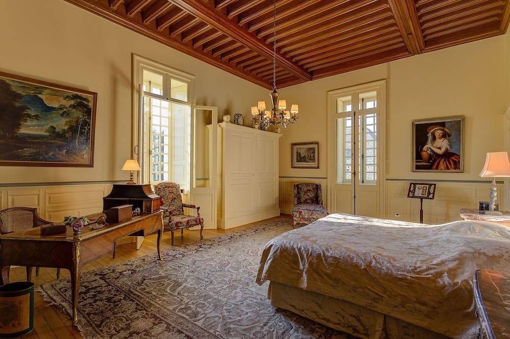 Château de Tocqueville, Tour Privée dans un Château Historique avec conciergerie in Tocqueville, Région de Cherbourg