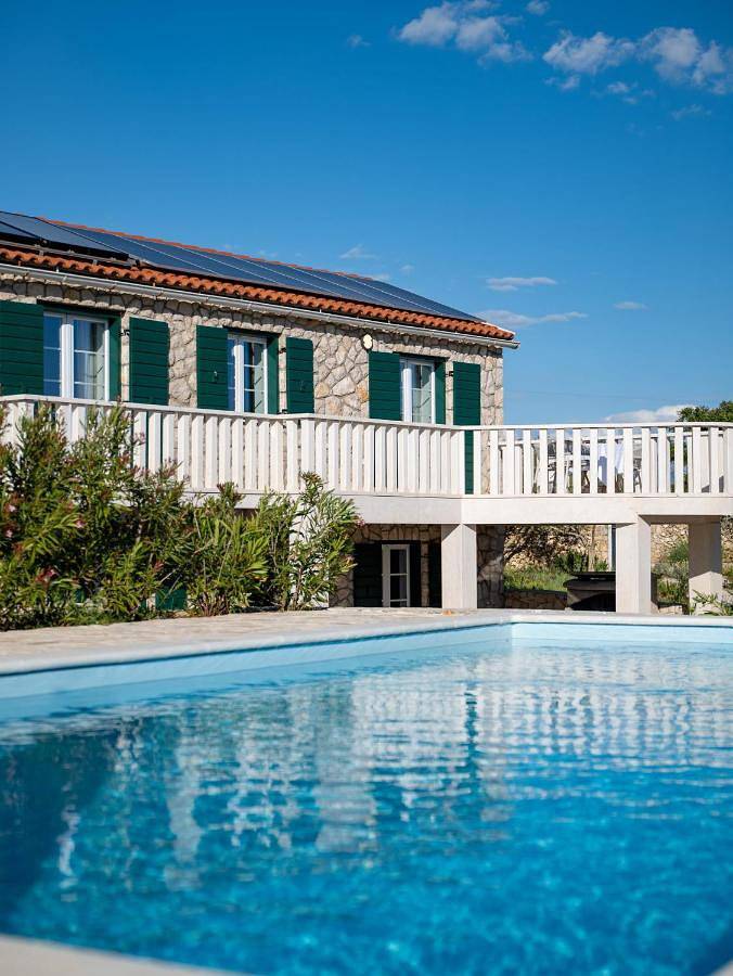 Ferienhaus für 4 Personen, mit Ausblick und Pool sowie Garten