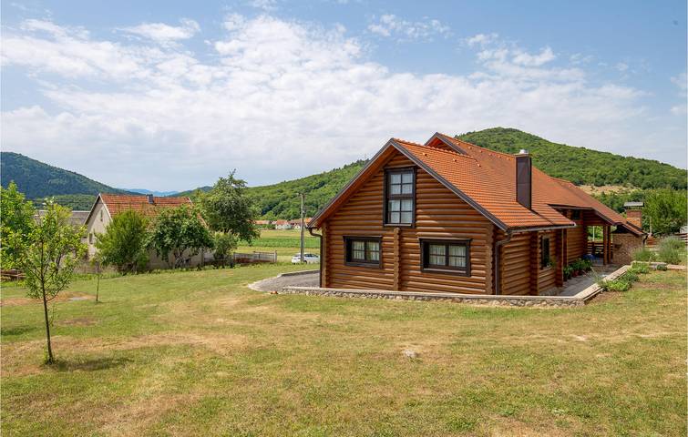 Gemütliche 250 m² große Wohnung mit WLAN, Terrasse und Grill in der Nähe des Stadtzentrums von Prozor in Prozor, Lika-Senj