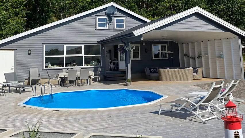 Feriehus for 11 personer, med badebasseng og terrasse i Søgne