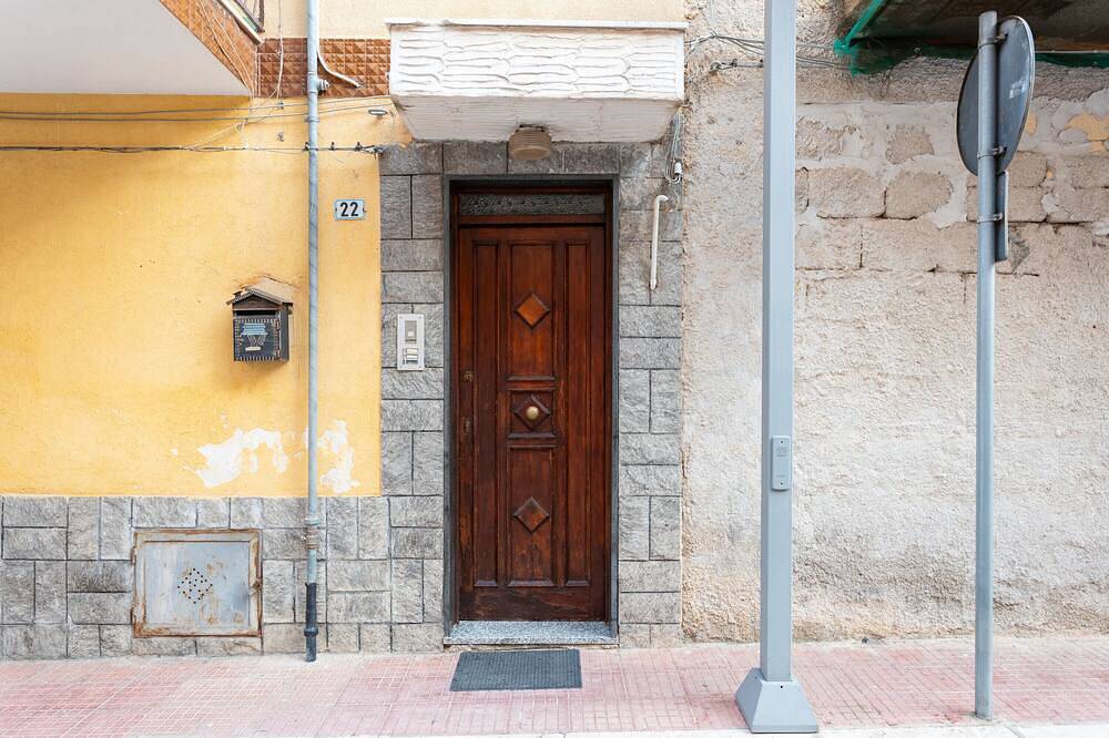Apartamento entero, Apartamento 'Bienvenue Chez Sarah' con vistas al mar, balcón y aire acondicionado. in Altavilla Milicia, Provincia de Palermo