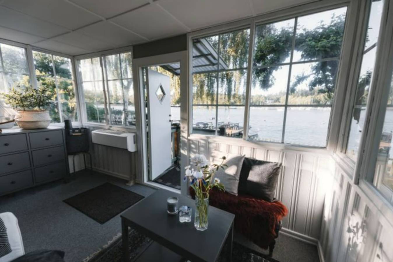 Serene lakeside cabin next to the sea just 10 minutes from Stockholm city! in Swedish Baltic Sea