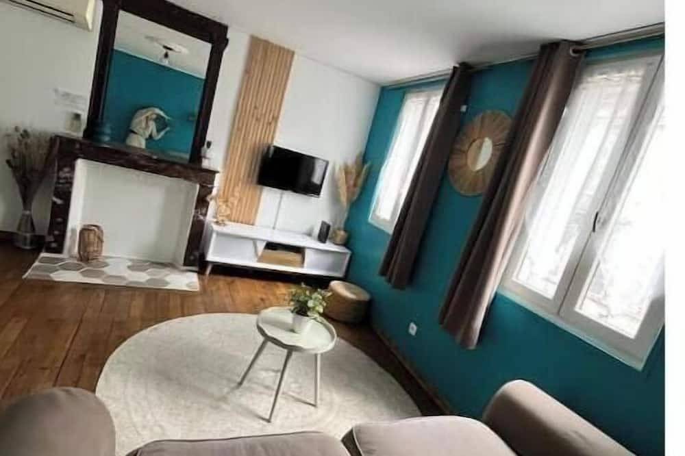 Entire apartment, Air-Conditioned 1-Bedroom Apartment in the Heart of Downtown—Everything Within Walking Distance in Bourges, Bourges region