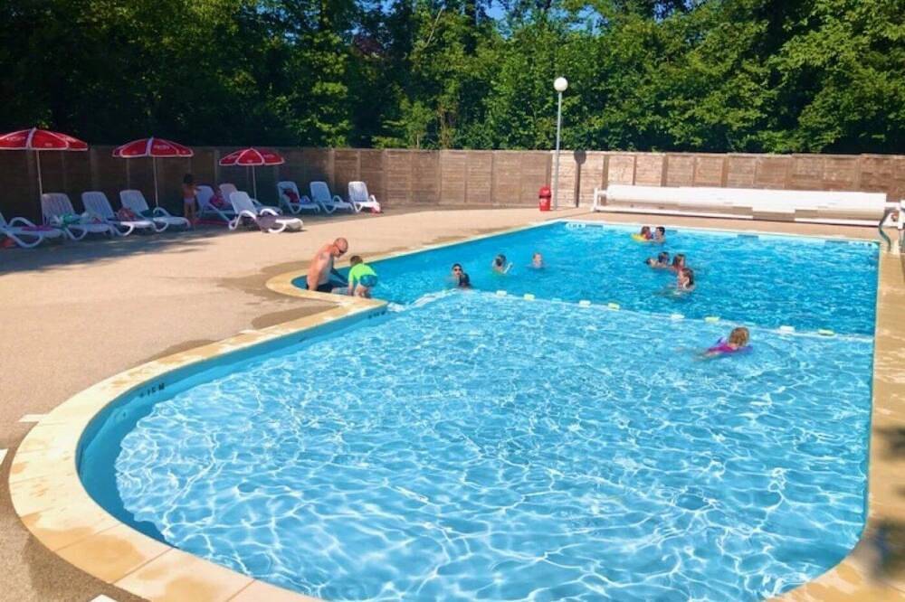 Zecamping 4* piscine club enfant  locatif 16m2 4 pers in Lons-le-Saunier, Jura