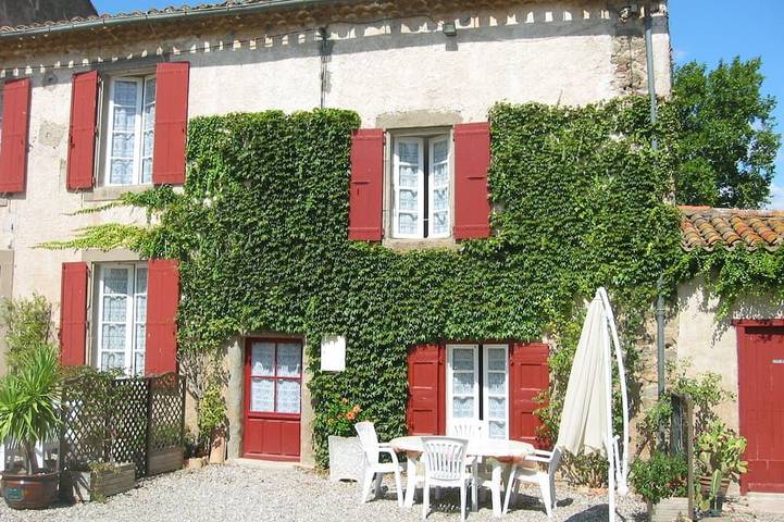 Location de vacances pour 4 personnes, avec piscine ainsi que terrasse et jardin à Douzens