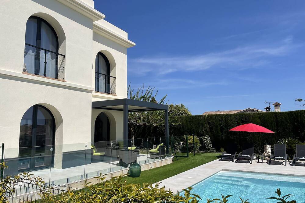 Renovated family home with secure swimming pool in Grasse, Cannes region