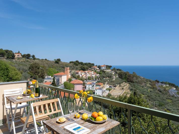 Ferienhaus für 6 Personen, mit Balkon und Terrasse sowie Garten und Ausblick in Cipressa