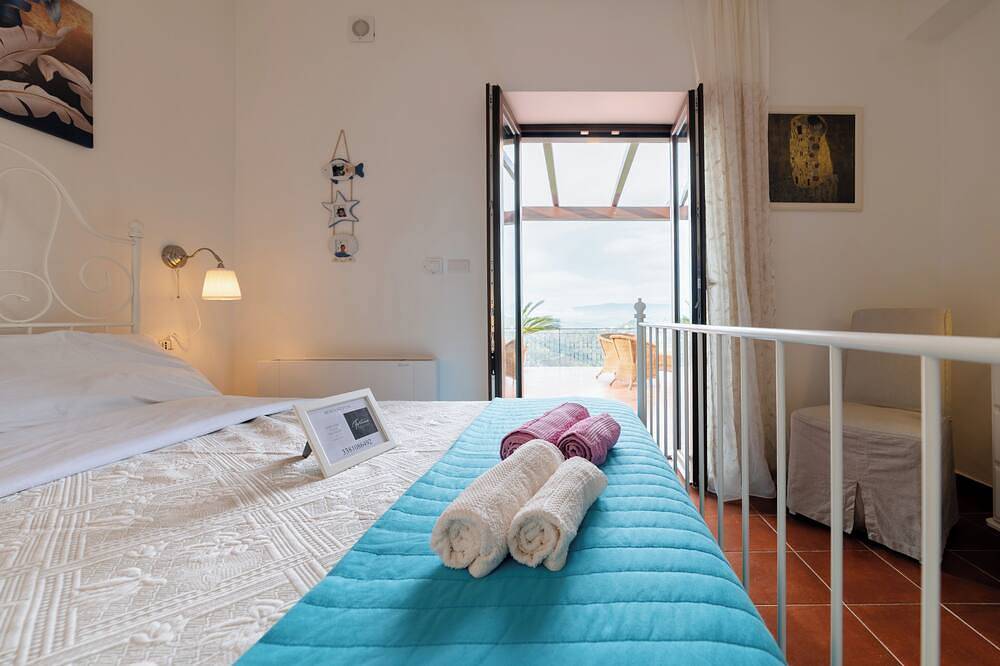 [Fortunacasavacanze] with solarium with panoramic view Castellabate(Sa) in Castellabate, Cilento