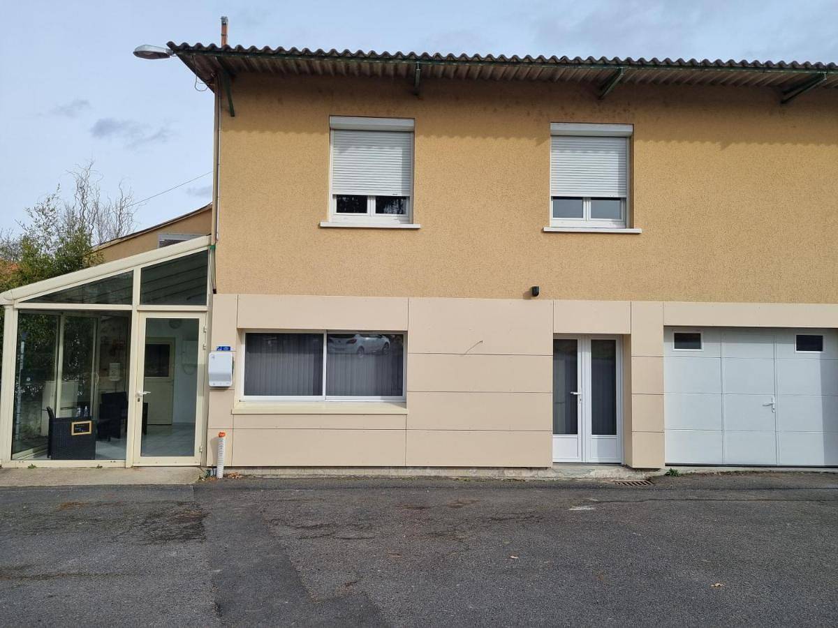 Appartement entier, Two-Bedroom Apartment in Issoire, Parc Naturel Régional Livradois-Forez