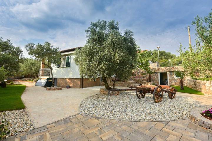 Villa pour 6 personnes, avec jardin ainsi que jacuzzi et balcon, adapté aux familles à Punat