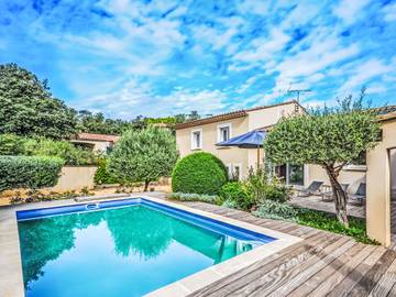 Gîte pour 8 personnes, avec jardin et terrasse, animaux acceptés à Vers-Pont-du-Gard