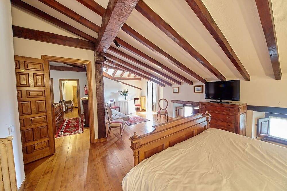 Home in Oreña · 8 bedrooms · 11 beds · 8 baths in Alfoz de Lloredo, Cantabrian Coast