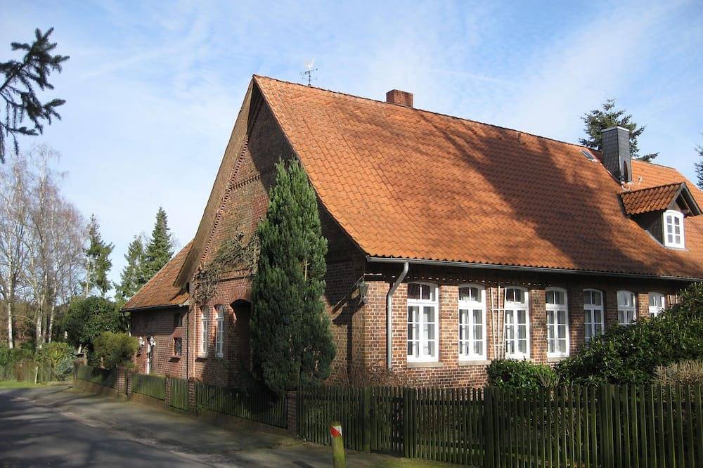 Ganze Wohnung, In ehemaliger Dorfschule am Dorfrand in Bergen (Niedersachsen), Landkreis Celle