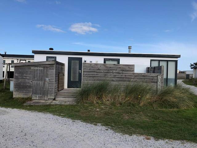 Glamping voor 5 personen, with Terras and Tuin as well as Zwembad and Uitzicht op Ameland