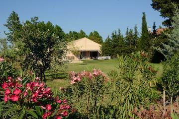 Location de vacances pour 6 personnes, avec terrasse et jardin à Plan-d'Orgon