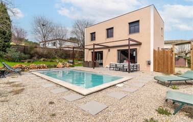 Location de vacances pour 8 personnes, avec terrasse ainsi que piscine et jardin, animaux acceptés à Les Arcs (Var)