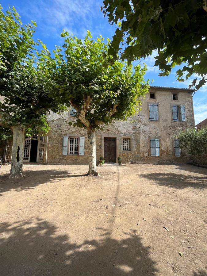 Chambre d’hôte pour 3 personnes, avec terrasse et piscine ainsi que jardin et vue