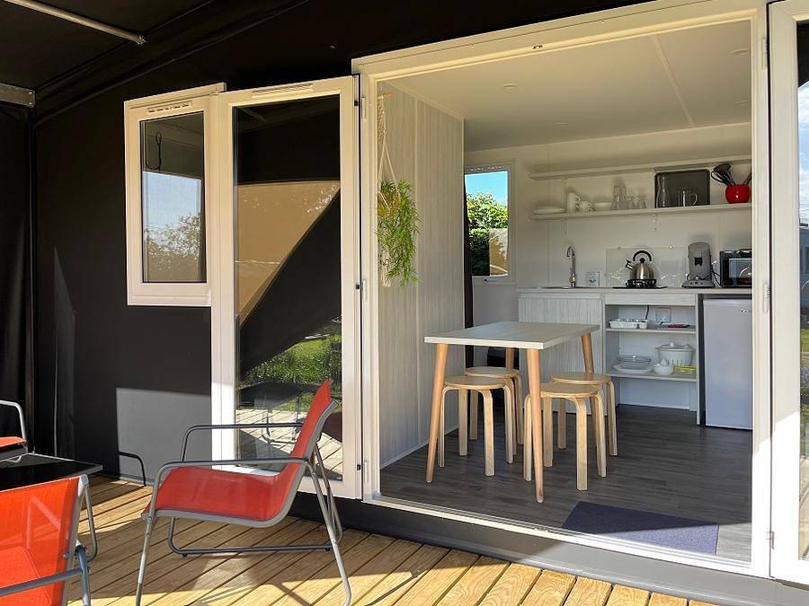 Camping de la Plage - Canvas and wooden tent 4 persons - Coco O Room With Sanitary in Fermanville, Cherbourg region