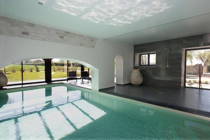 Gîte pour 14 personnes, avec Jacuzzi ainsi que Terrasse et Jardin à Argilly