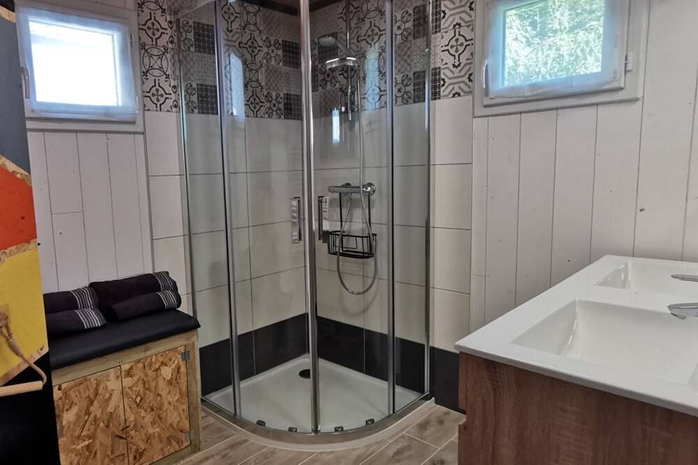 Lodge vue mer & Jacuzzi en Bretagne : plages à 150 m in Plouarzel, Région de Brest