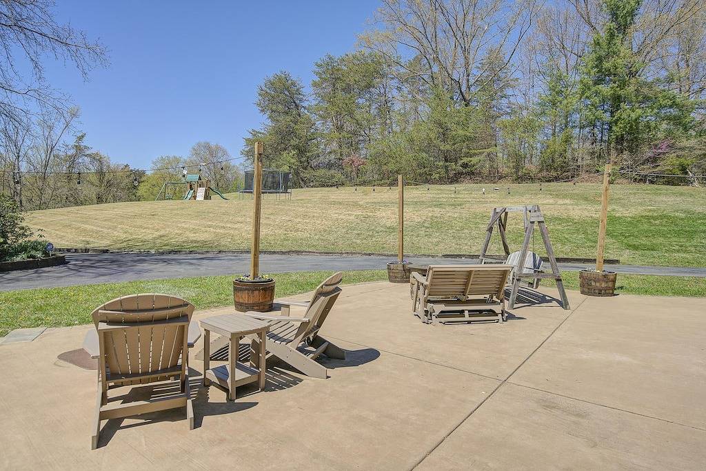 Im Herzen von Johnson City (weniger als 1,6 km von Etsu / Va entfernt) in Johnson City, Blue Ridge Mountains