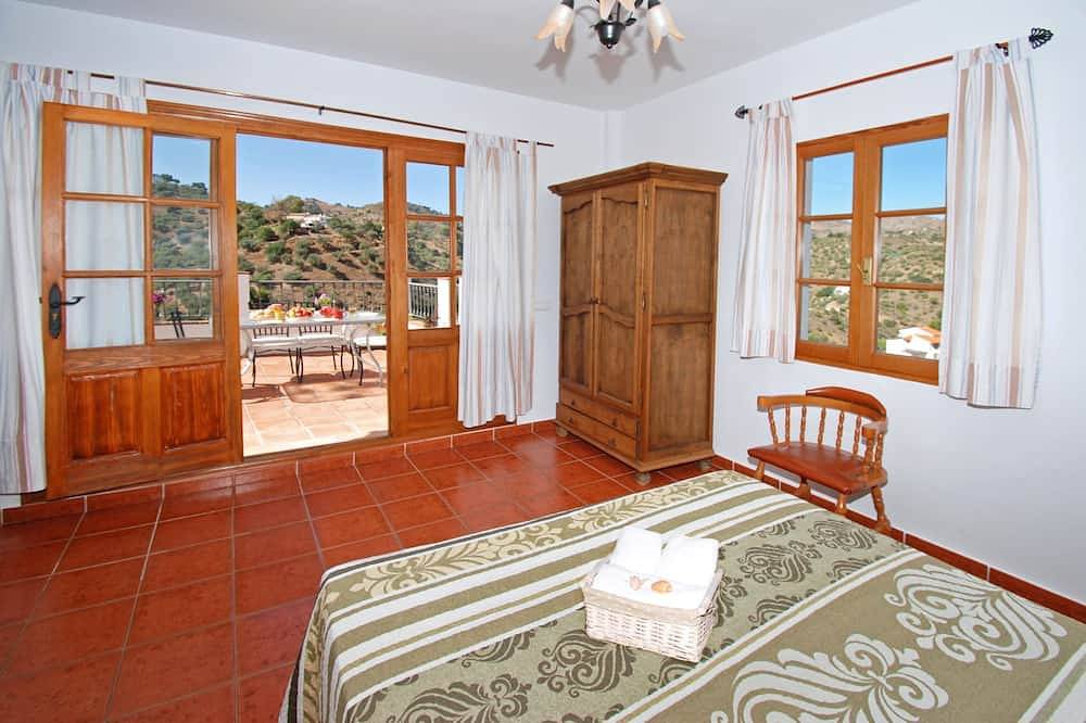 Villa Los Pinos, 10 pers, Piscine Chauffée,Wifi, A/C,Petfriendly, magnifique vue in Comares, Province de Málaga