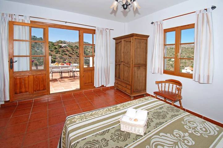 Villa Los Pinos, 10 Personen, beheizter Pool, Wifi, a/c, herrliche Aussicht in Comares, Málaga Provinz