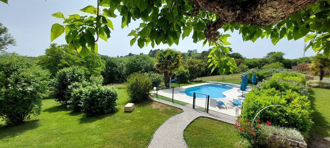 Gîte pour 6 personnes, avec terrasse ainsi que piscine et jardin - 1