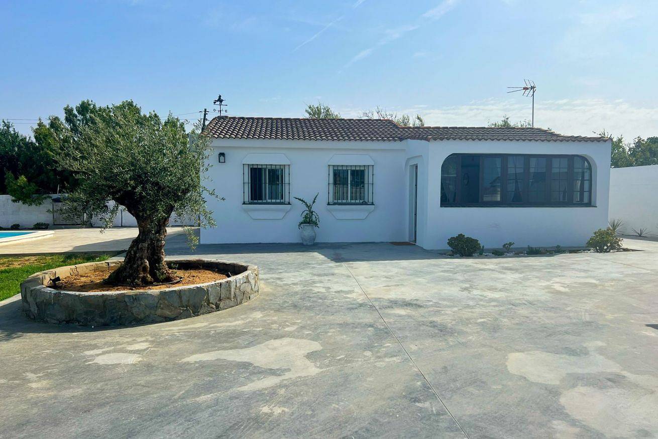 Ganze Wohnung, ☀️ Moderner Ferien-Chalet mit Privatem Pool & Bbq | Cadiz -Chiclana de la Frontera in Chiclana de la Frontera, Costa de la Luz