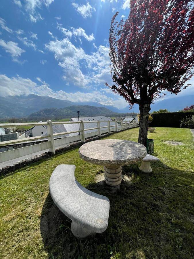 Appartement entier, Villa avec piscine face aux Pyrénées in Ayzac-Ost, Pyrénées