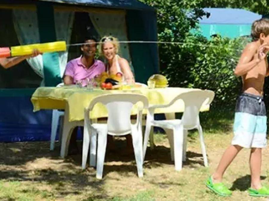 Camping La Vallée Heureuse Pausado - Tente 5 personnes - Tente Navajo 4 Pièces 6 Personnes (4 adultes + 2 enfants) Sans Sanitaire in Orgone, Région d'Arles