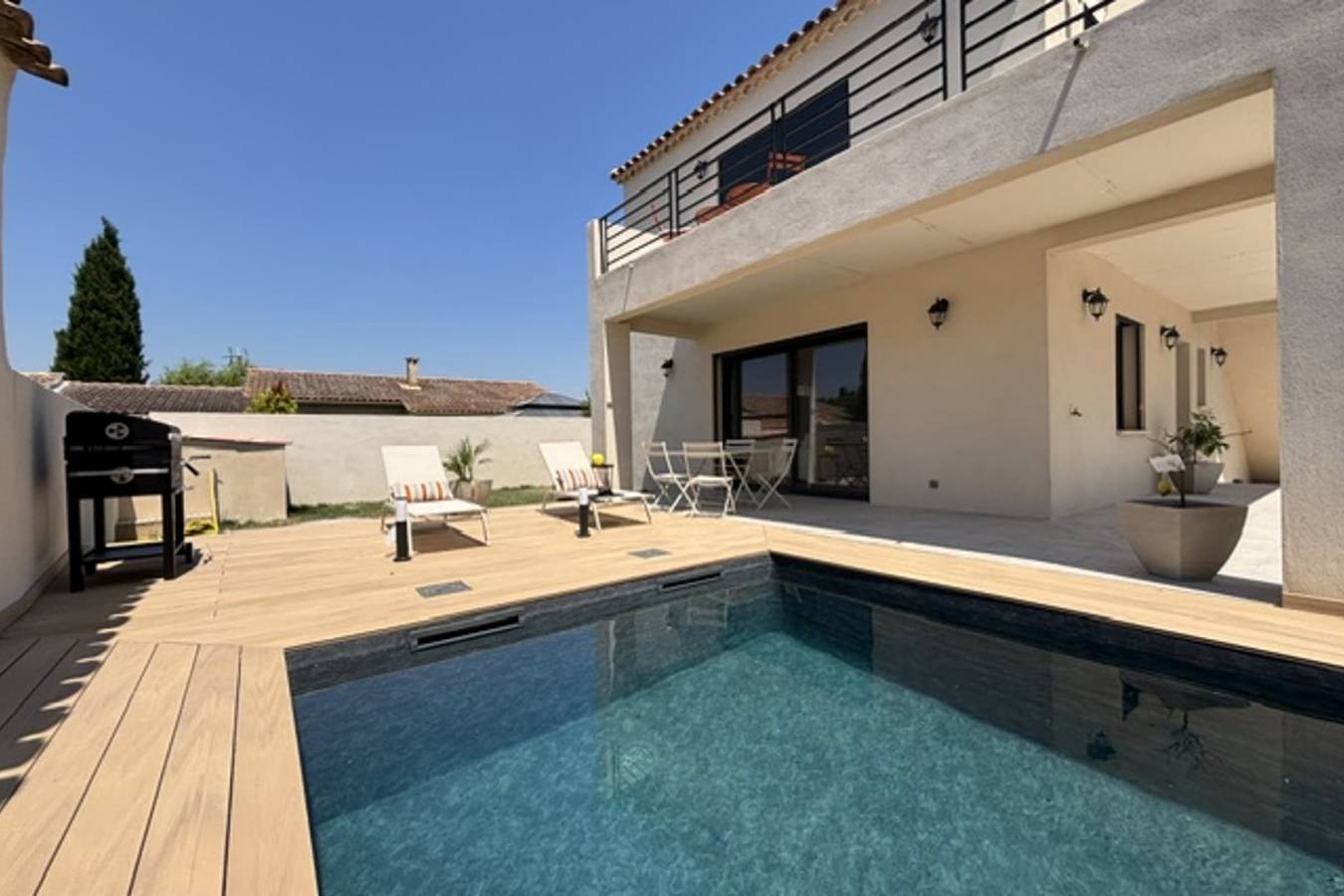 Appartement entier, Olia - piscine privée et proche centre ville in L'Isle-sur-la-Sorgue, Vaucluse