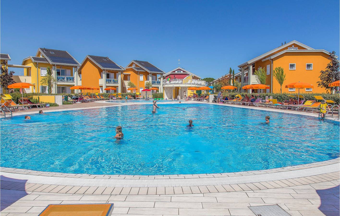 Appartement de vacances entier, Apt. avec terrasse au bord de la piscine Plage 1.5km in Lido di Jesolo, Jesolo