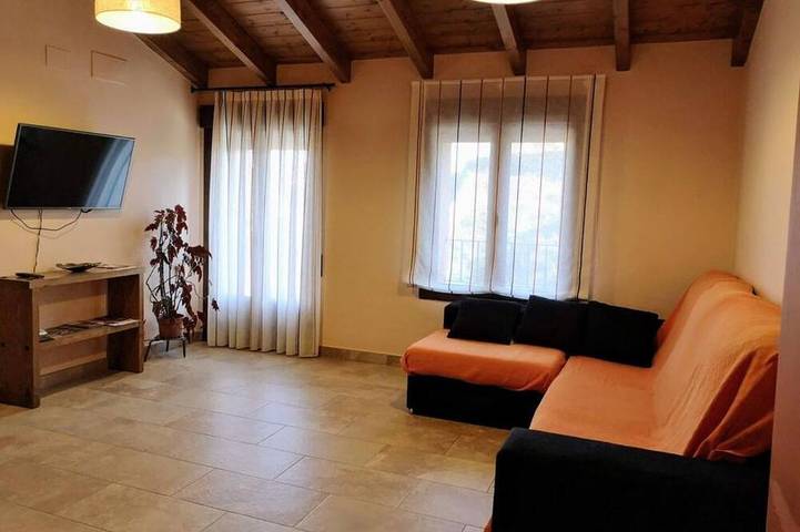 Apartamento para 15 personas, con jacuzzi y terraza en Cella