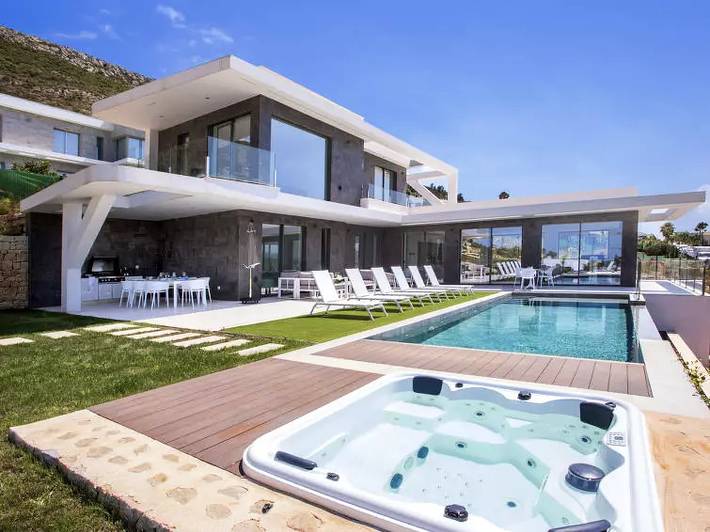 Villa für 8 Personen, mit Terrasse und Pool - 1
